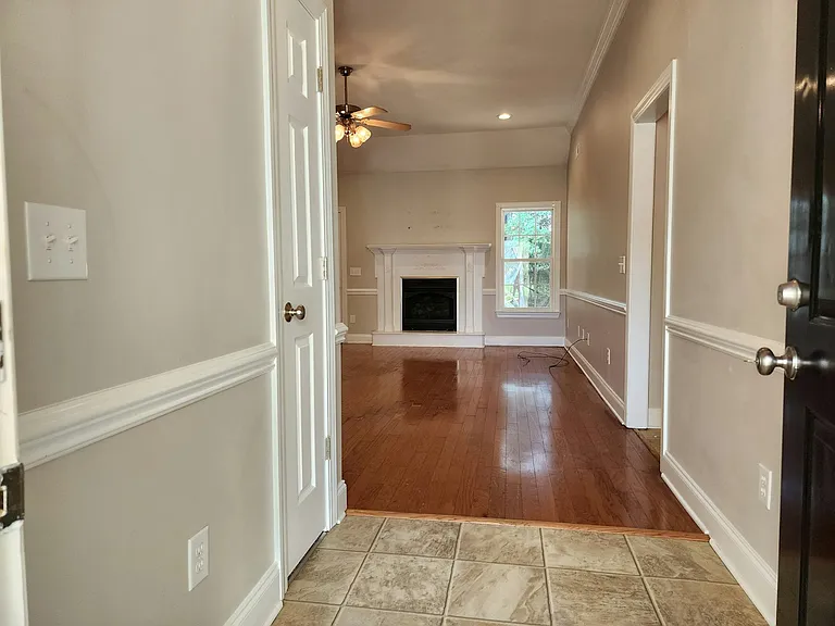 381 Rosemount Dr — Photo 3