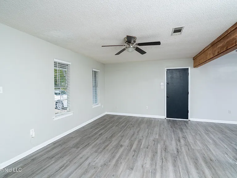 206 N Lang Ave — Photo 4
