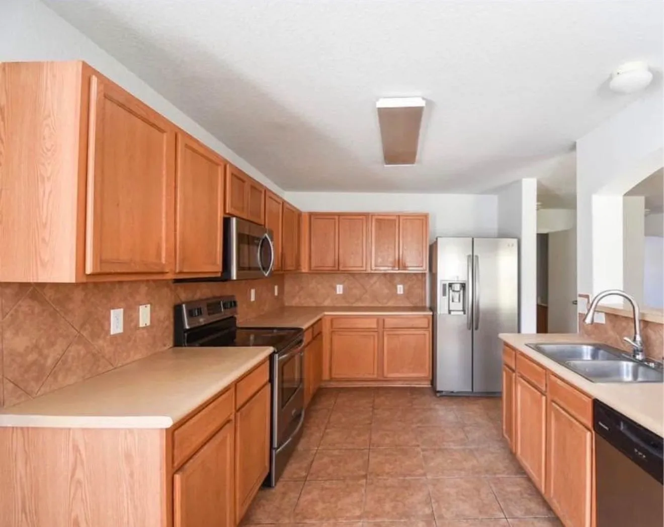 5 bed, 2643 sqft, $2,100 — Photo 2