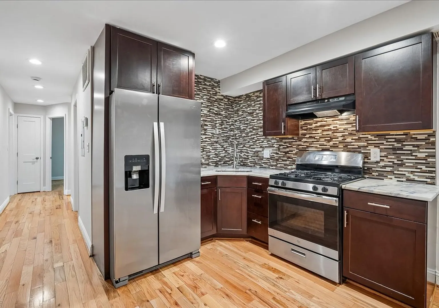 1 and 3 bedroom apartments with utilities — Photo 2