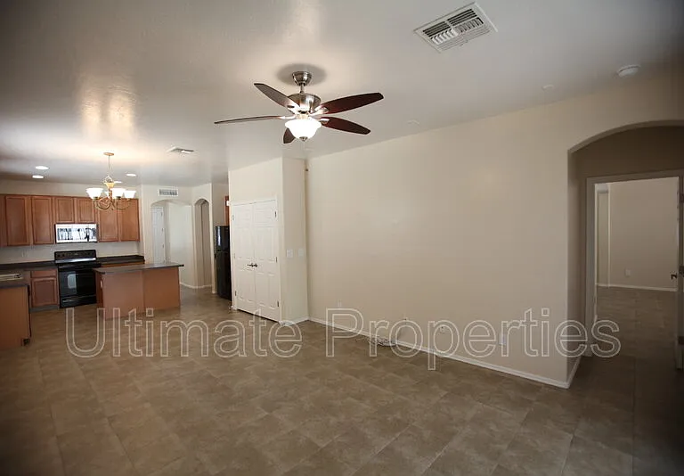 2230 W Oyer Ln — Photo 6