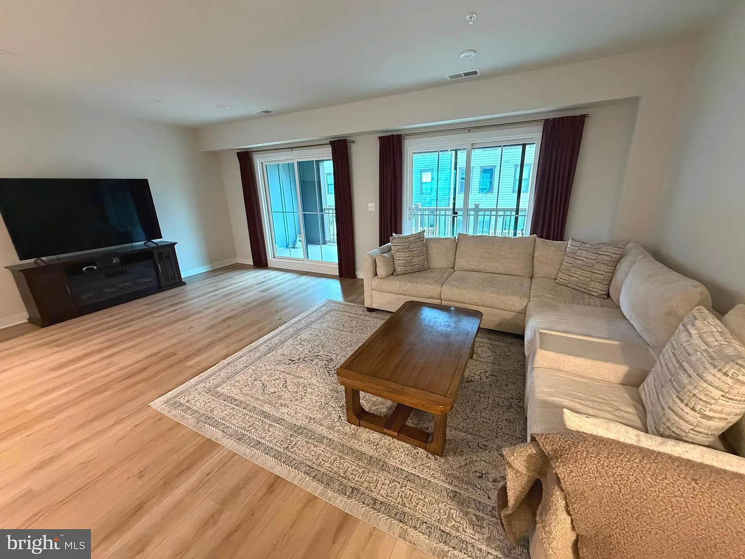 3 bed, 2.5 bath, 2480 sqft, $3,600 — Photo 3