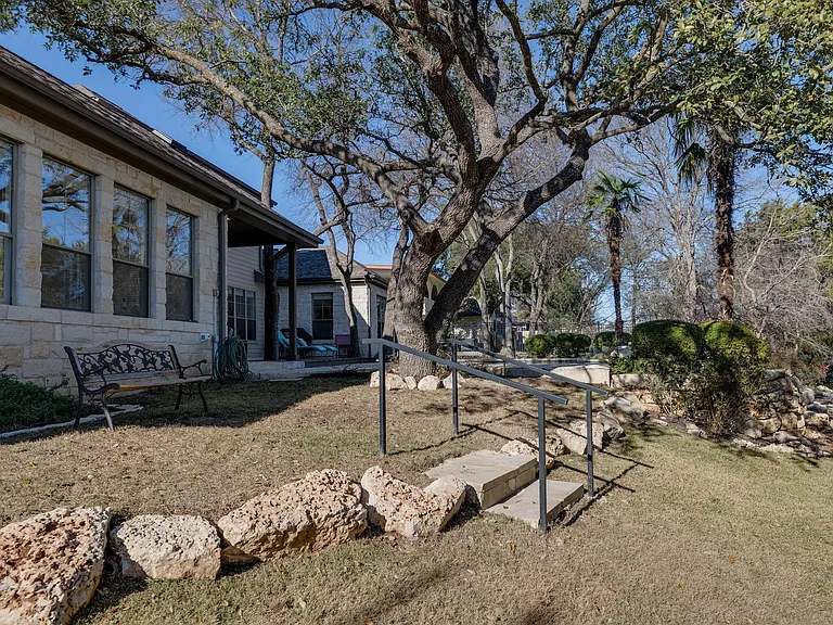 132 Lakeway Dr — Photo 28
