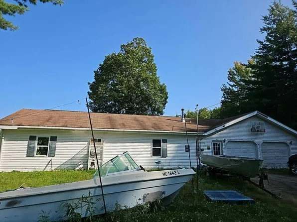 15 Pine St, Milo, ME 04463