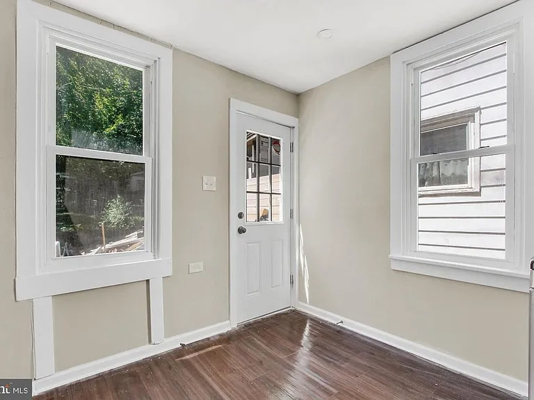 2369 Canby St — Photo 5