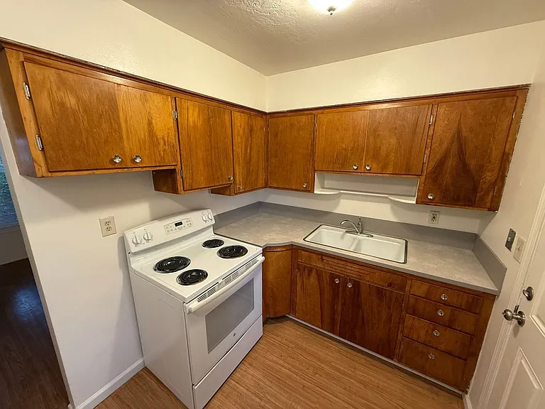 1137 Saginaw St S — Photo 4