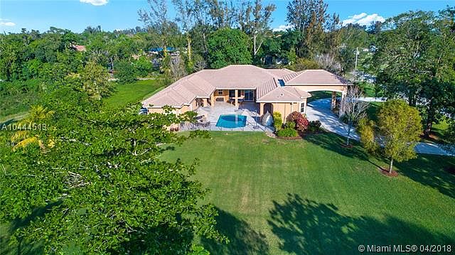 Sprawling Davie Estate With Guest Quarters Leads to Peaceful Living