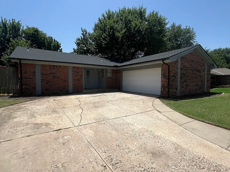 716 Victoria Dr — Photo 1