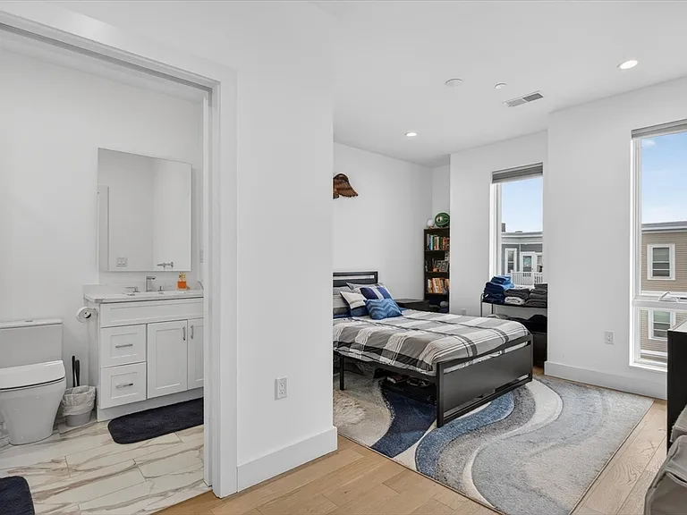 946 Saratoga St #303 — Photo 6