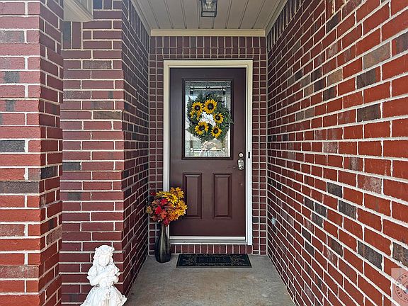 3rd image of 315 Meadowridge Cir