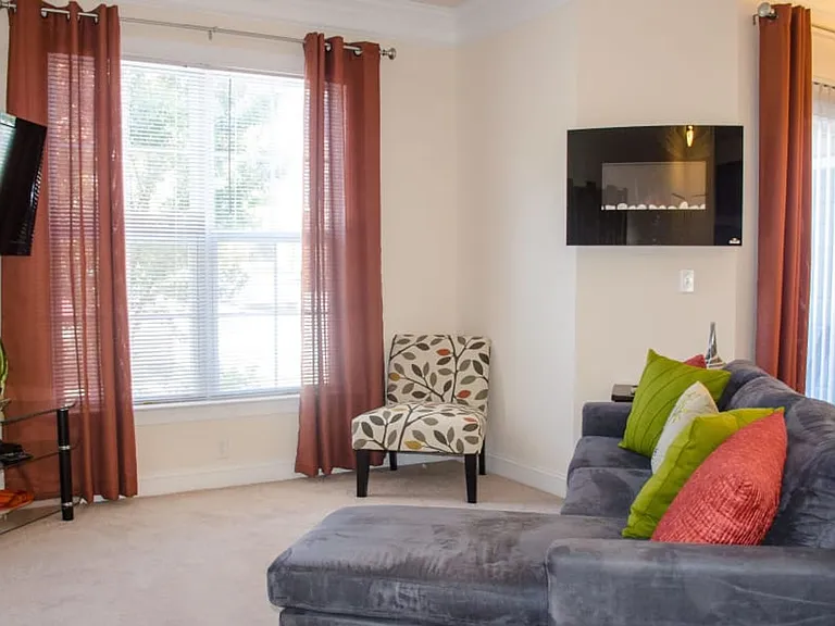 Eagle Harbor Apartments — Photo 11
