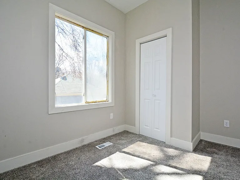 294 Winifred St E — Photo 10
