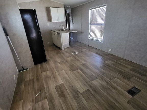 4th image of 1326 White Oak Dr