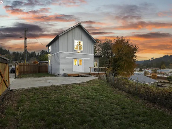 130 W 1st Ave, Estacada, OR 97023