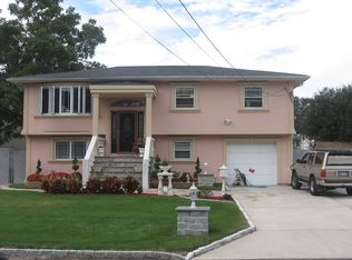 18 Hilltop Ln, Wheatley Heights, NY 11798
