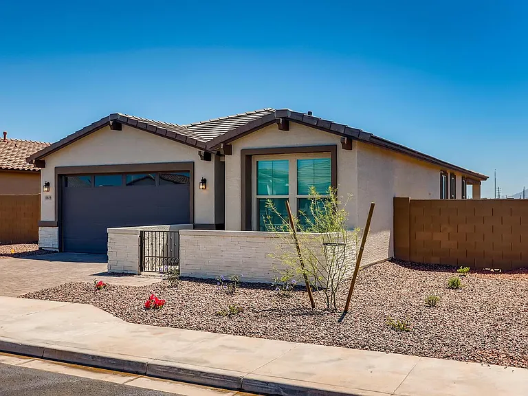 10819 W Lincoln St — Photo 1