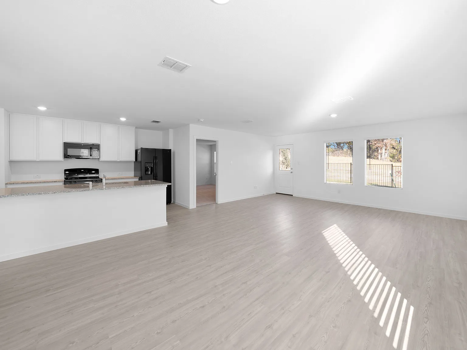 4 bed, 1796 sqft, $2,195 — Photo 4