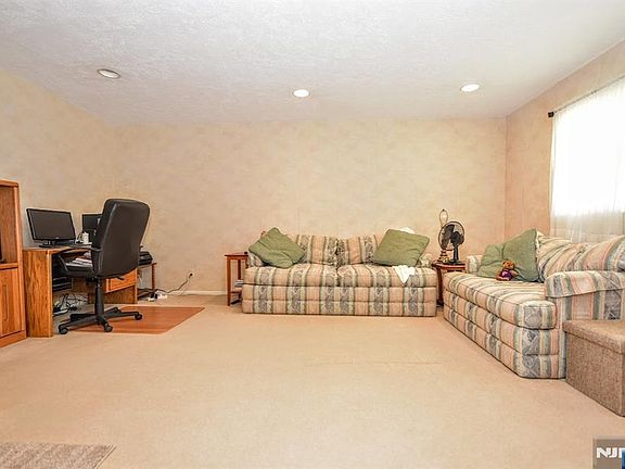 4th image of 88 Spring Valley Rd
