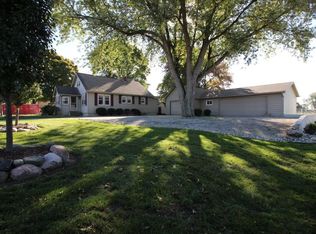 10306 Hosler Rd, Leo, IN 46765