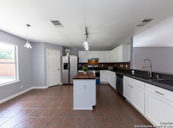 3rd image of 934 Magnolia Hl