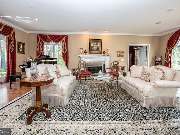 4th image of 920 S Wisteria Dr