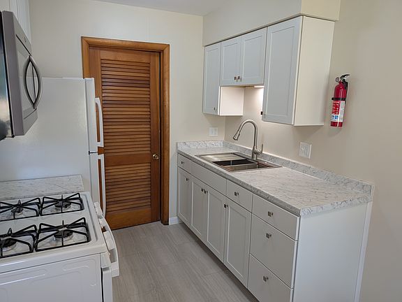 3rd image of 174 W Como Ave APT A