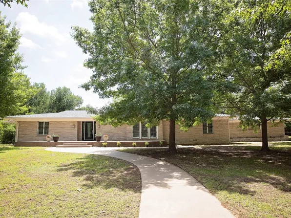 1016 Woodlawn St, Graham, TX 76450