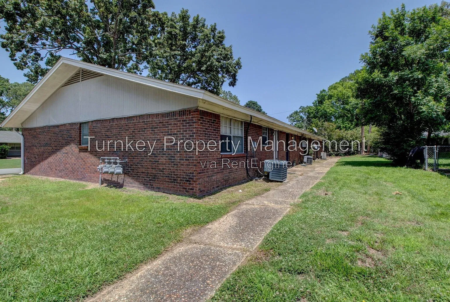 2 bed, 1.0 bath, 903 sqft, $850 — Photo 2