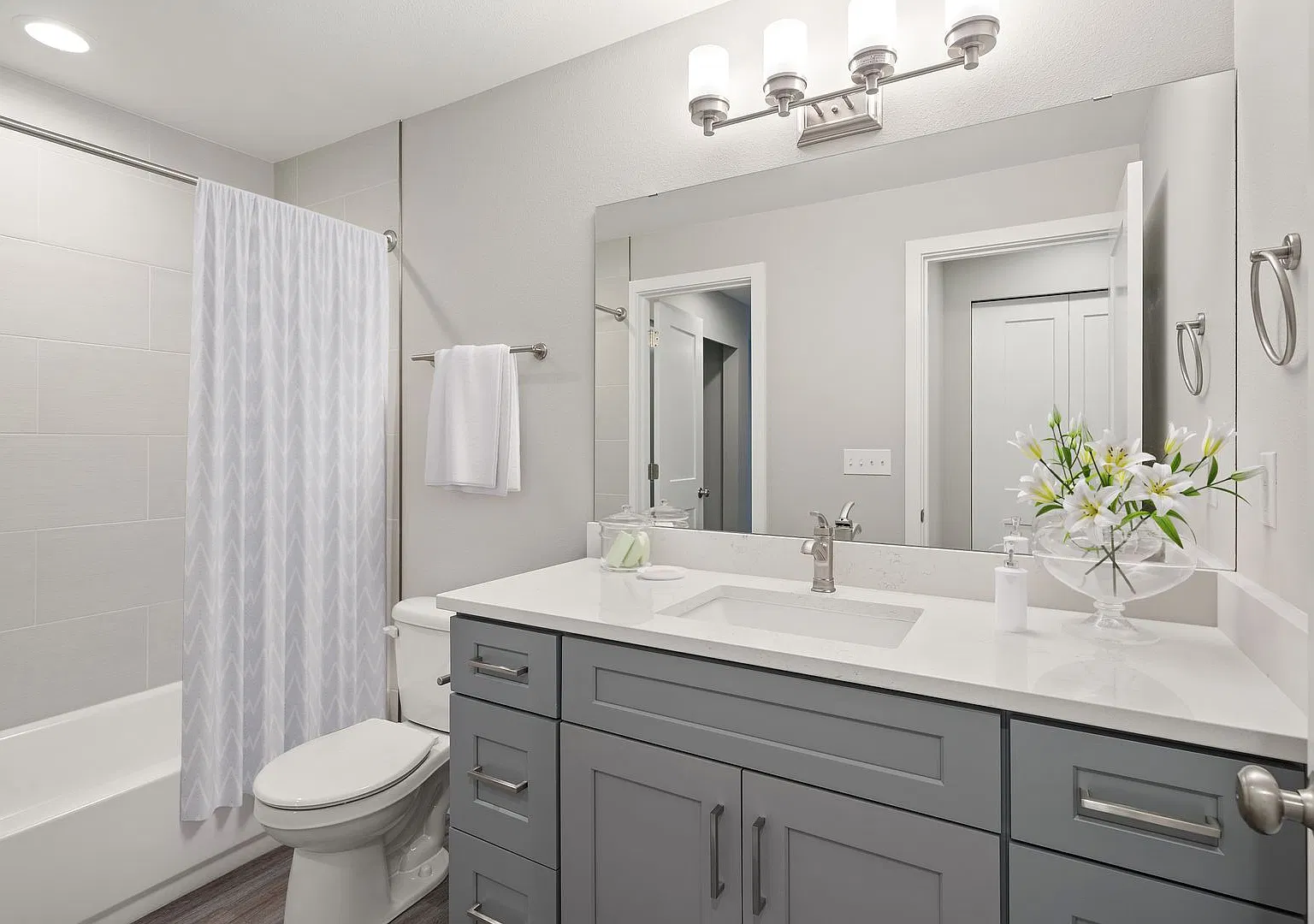 Bellevue One Condo Apartments — Photo 4