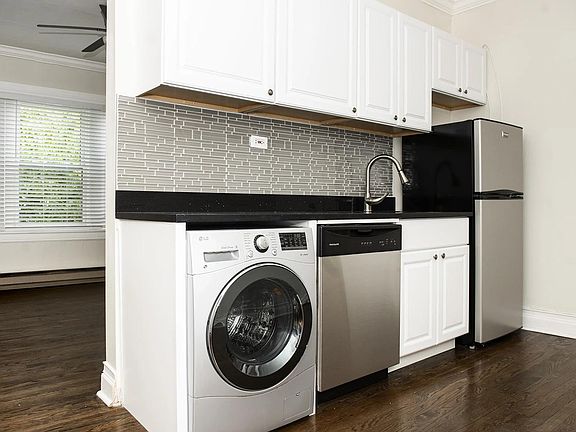 2nd image of 648.5 W Roscoe St #2N