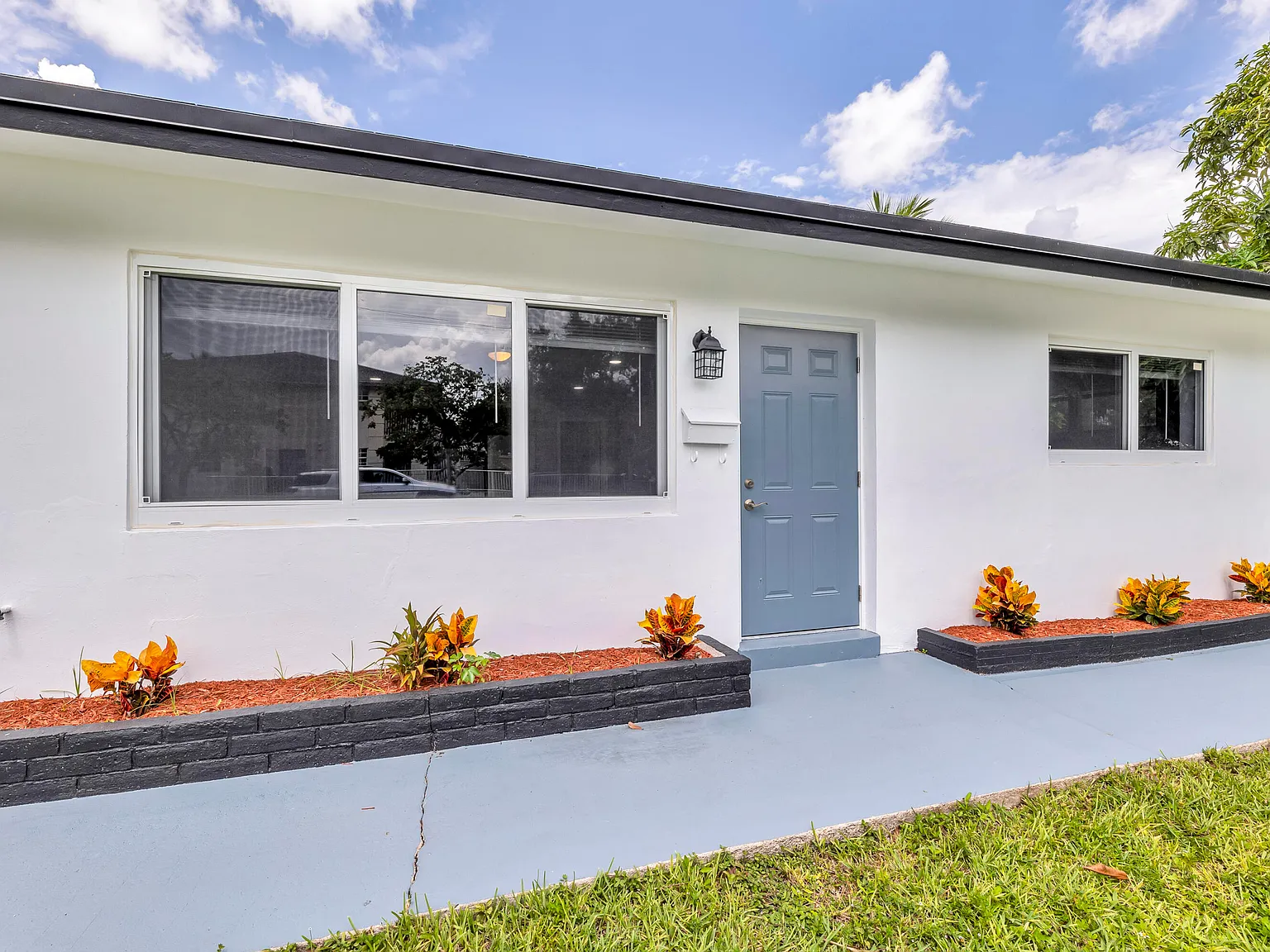 3 bed, 1.0 bath, 858 sqft, $2,500 — Photo 1