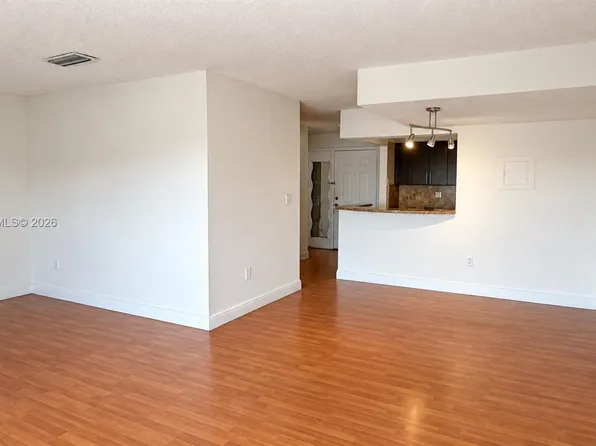 9372 Fontainebleau Blvd #L-402, Miami, FL 33172
