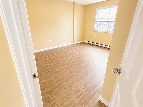 4th image of 10 Violet St Floor 2
