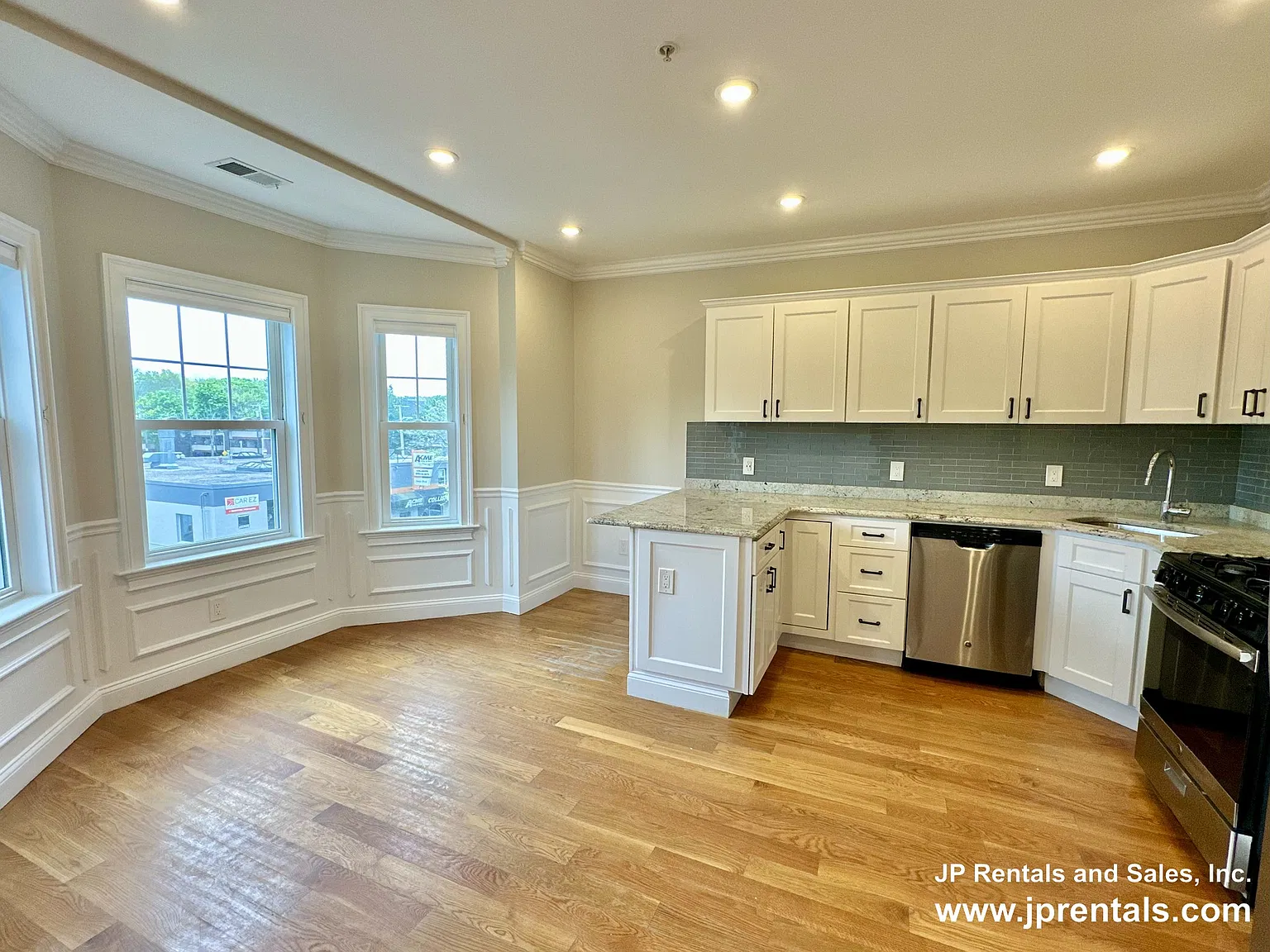 3 bed, 1.0 bath, 1000 sqft, $3,100 — Photo 2