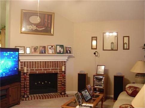 5th image of 75 Village Dr E