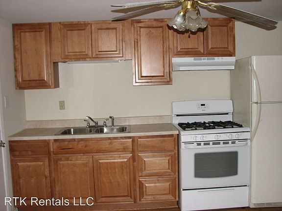 3rd image of 2703 E Walnut St #B