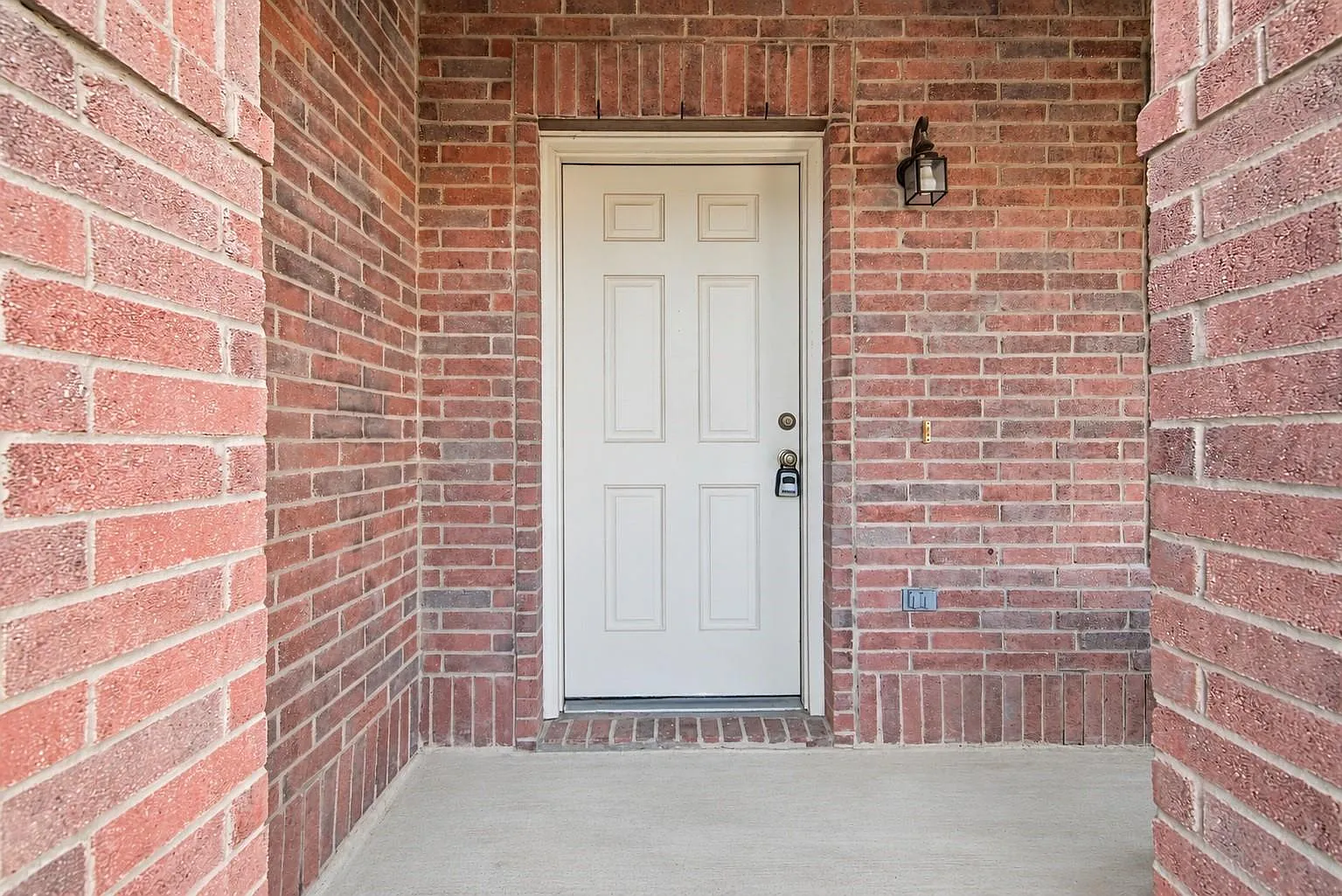 4 bed, 2.5 bath, 2940 sqft, $2,300 — Photo 2