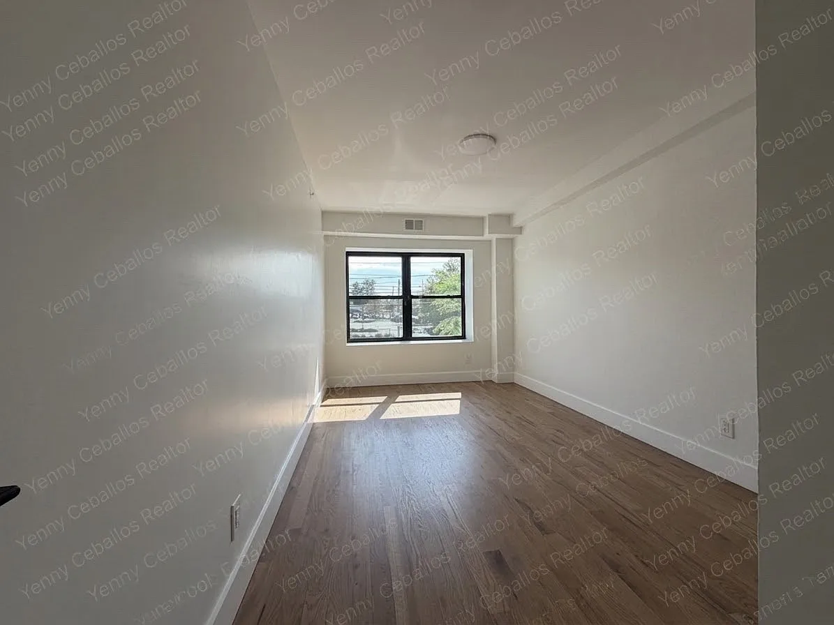 2 bed, 1000 sqft, $2,400 — Photo 2