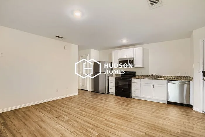 3 bed, 2.0 bath, 872 sqft, $1,349 — Photo 4
