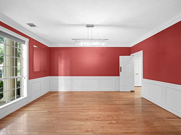 3rd image of 15 Hilshire Grove Ln