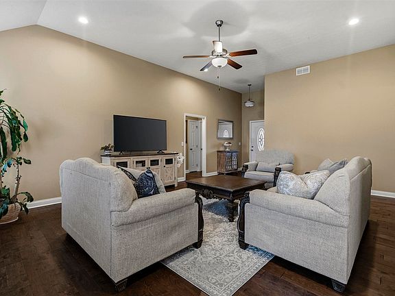 5th image of 835 China Tree Way