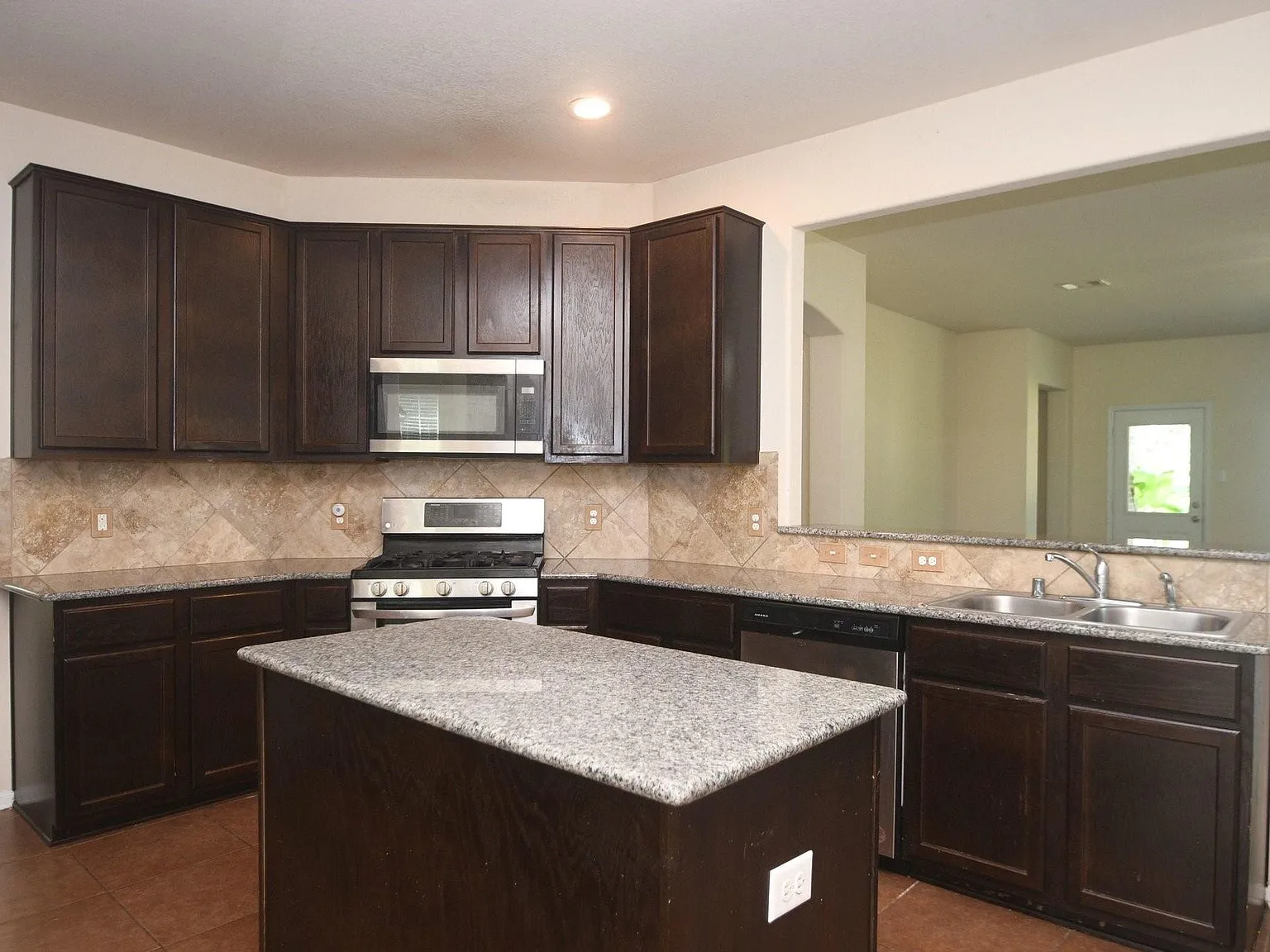 6 bed, 3.5 bath, 3488 sqft, $2,990 — Photo 4