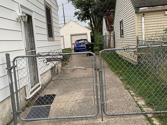 5th image of 1920 Rosemont Blvd