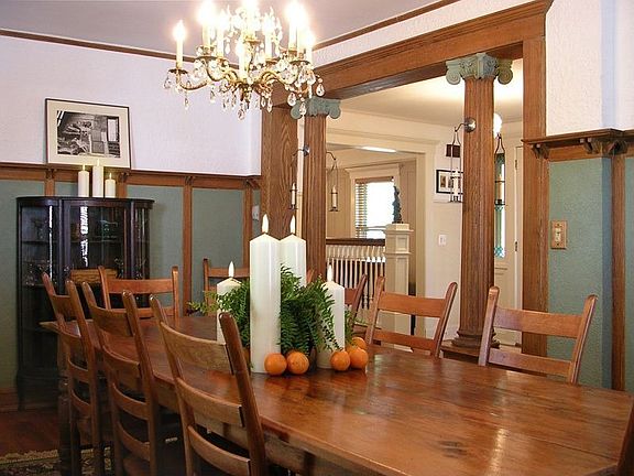 Banquet size Formal Dining Room