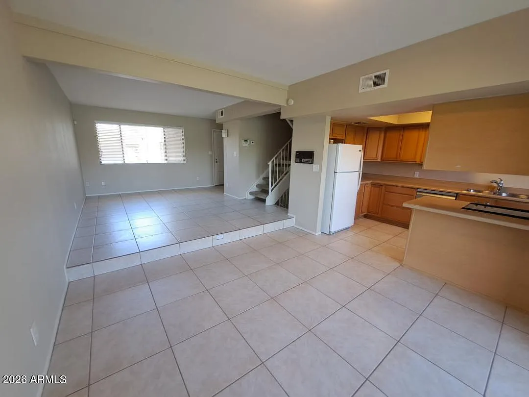 3 bed, 2.5 bath, 1963 sqft, $1,950 — Photo 2