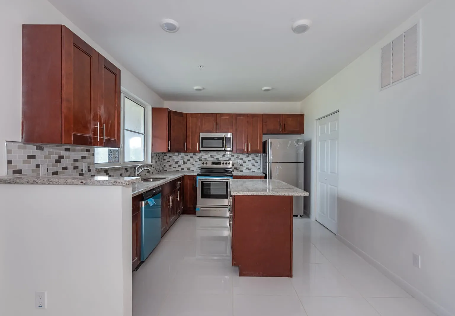 2 bed, 1200 sqft, $2,300 — Photo 4
