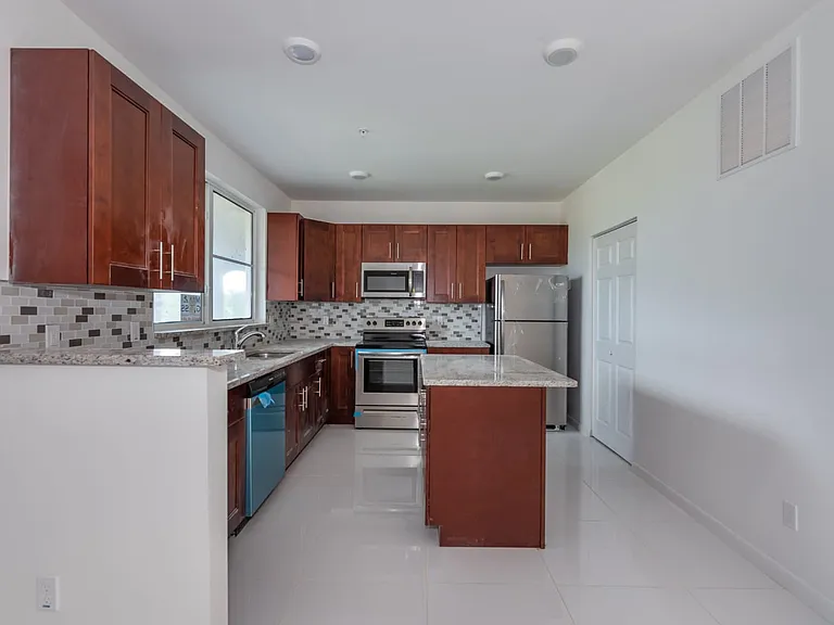 2575 SW 64th Ave #9 — Photo 4