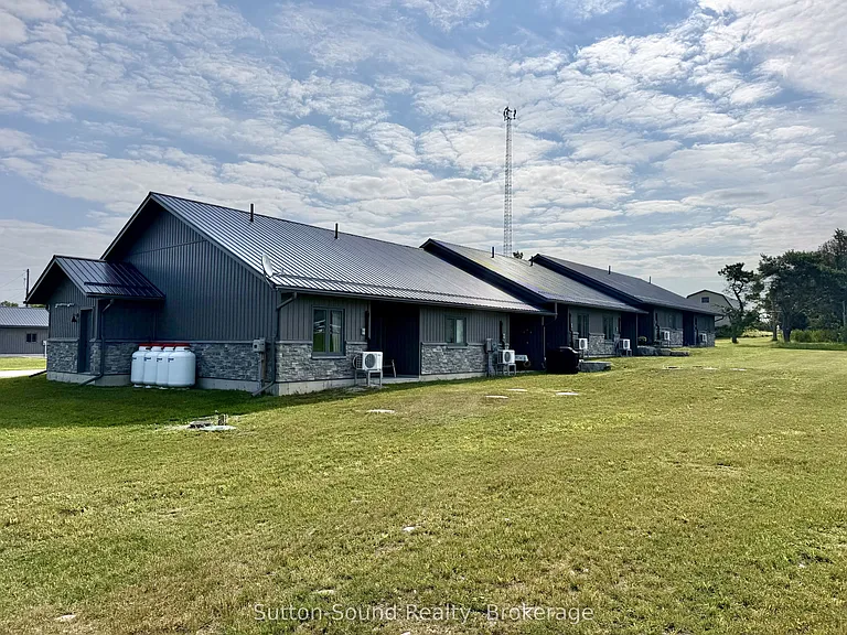 18 Maple Golf Cres #4 — Photo 8