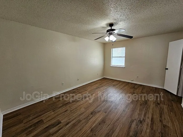 311 Bryant Ln — Photo 10