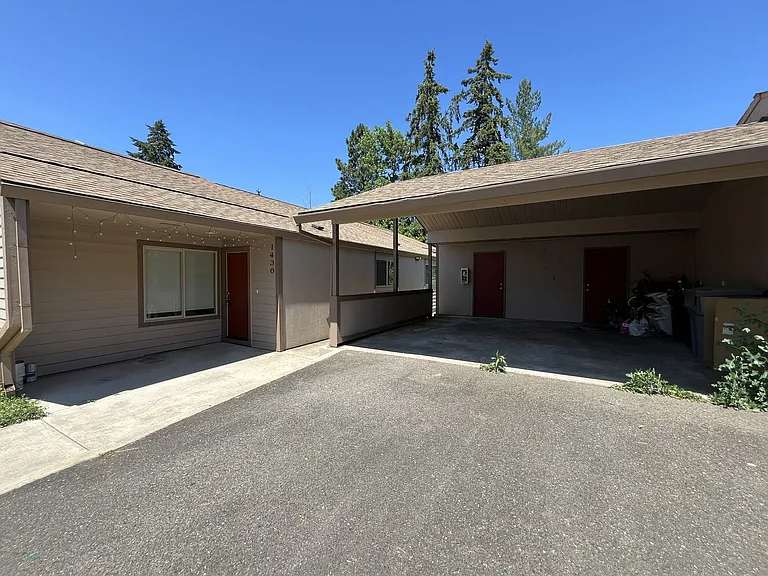 Bright and Airy Home with Stainless Steel Kitchen, Vaulted Ceilings & Washer + Dryer — Photo 13